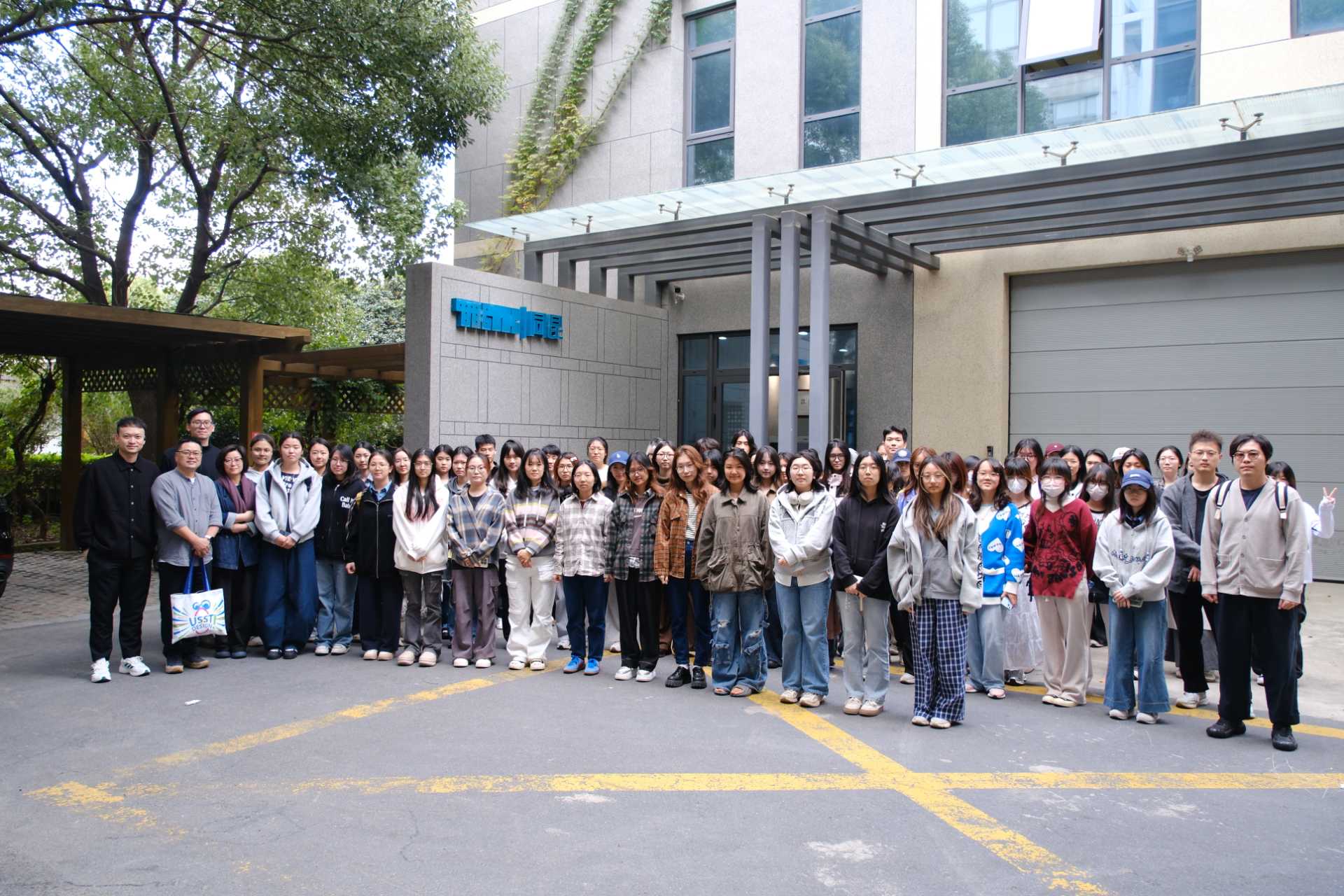 出版学院书籍装帧设计课程走进同昆数码智印工厂 实践教学平台的创新探索